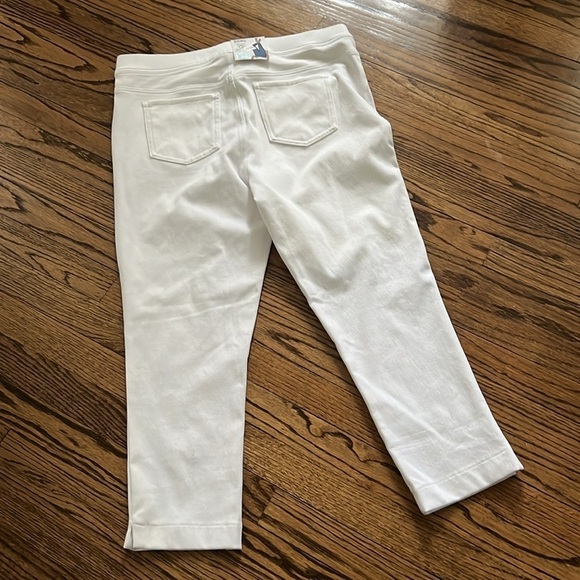 Time and Tru fitted stretch white capri - Picture 2 of 5